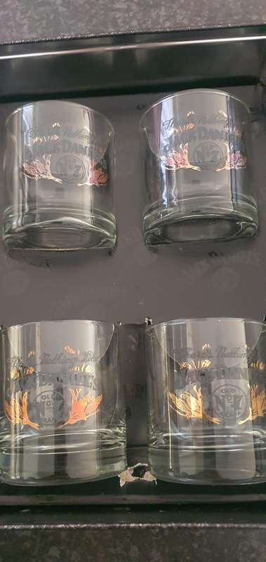 Jack Daniel's gift set with 4 whiskey glasses ( Father's day )
