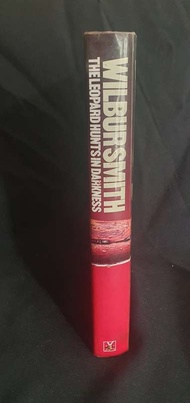 The Leopard Hunts in Darkness - Wilbur Smith