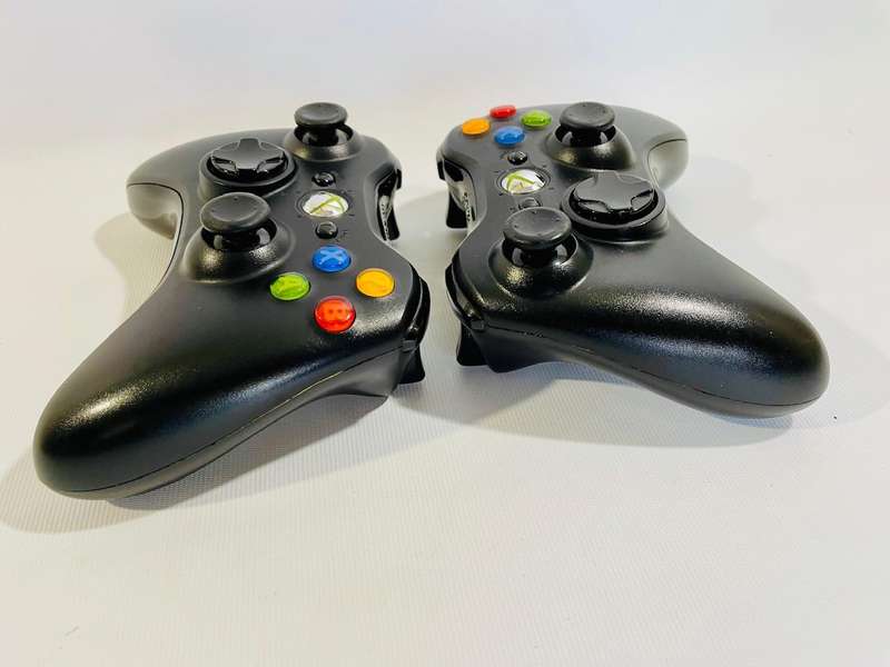 2 x Original Xbox 360 Wireless Controllers