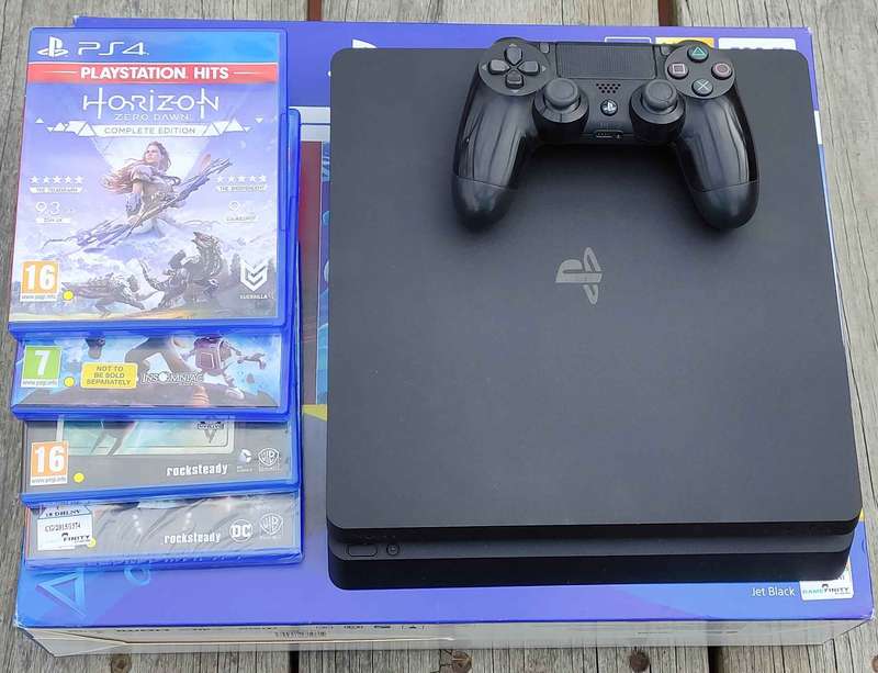 Playstation 4 Slim 500GB SSD + 4 Games