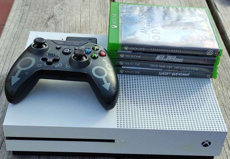 Xbox One S 1TB + 5 games