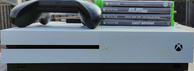 Xbox One S 1TB + 5 games