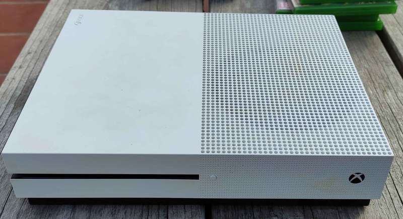 Xbox One S 1TB + 5 games