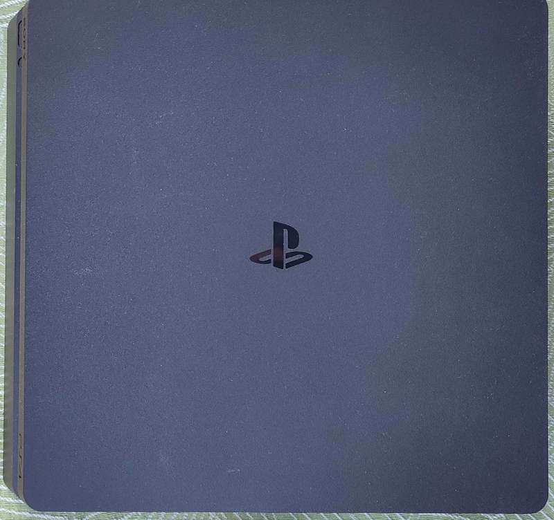 Playstation 4 Slim 500GB + 2 Games