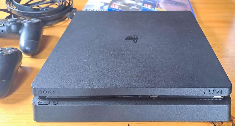 PS4 slim 500GB + 2 DS4 Controllers + 3 Games