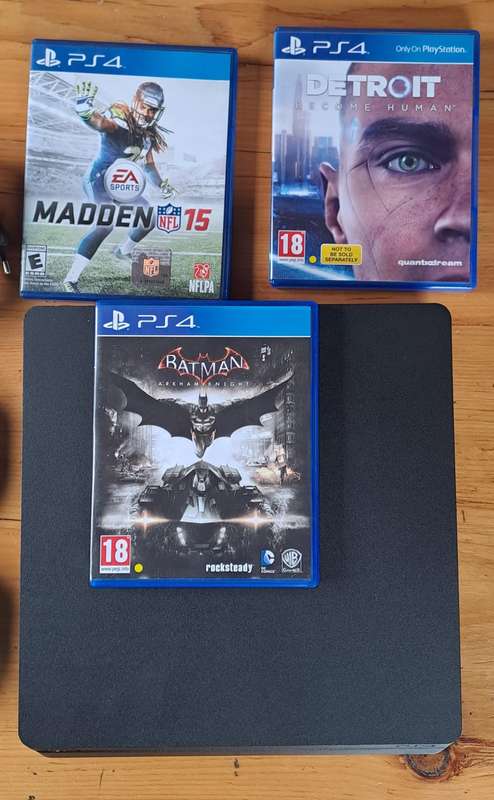 PS4 slim 500GB + 2 DS4 Controllers + 3 Games