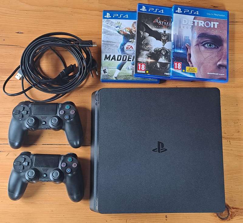 PS4 slim 500GB + 2 DS4 Controllers + 3 Games
