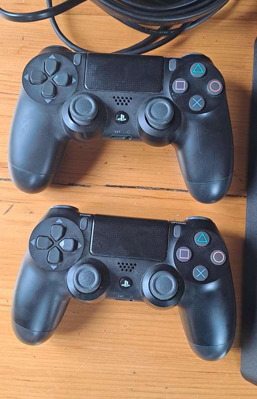 PS4 slim 500GB + 2 DS4 Controllers + 3 Games