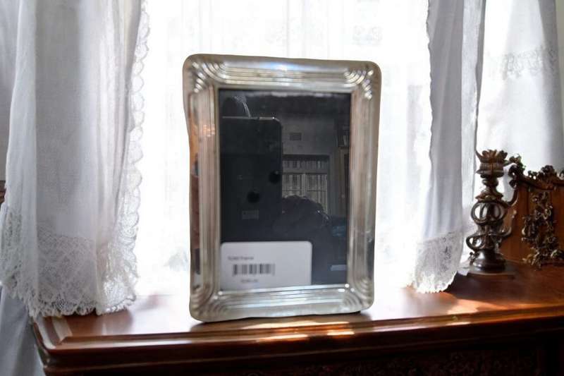 Silver-plated frame measuring 16x12cm, this classic piece