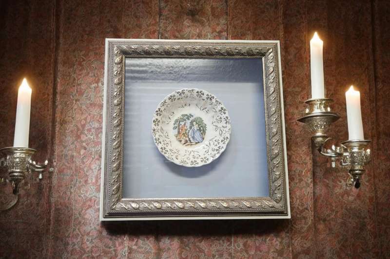 Stylish box frame with a Limose style plate, perfect for adding a touch of sophistication