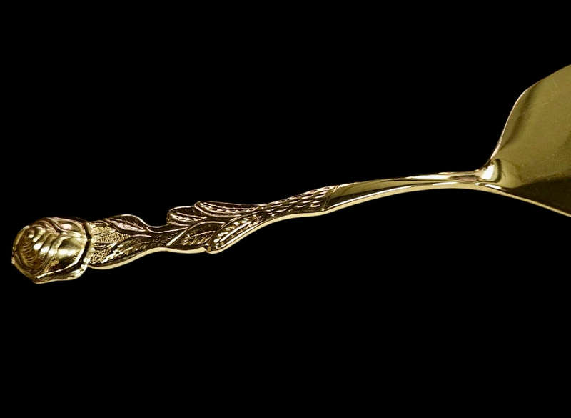 Rose pattern gold plated cake lifter