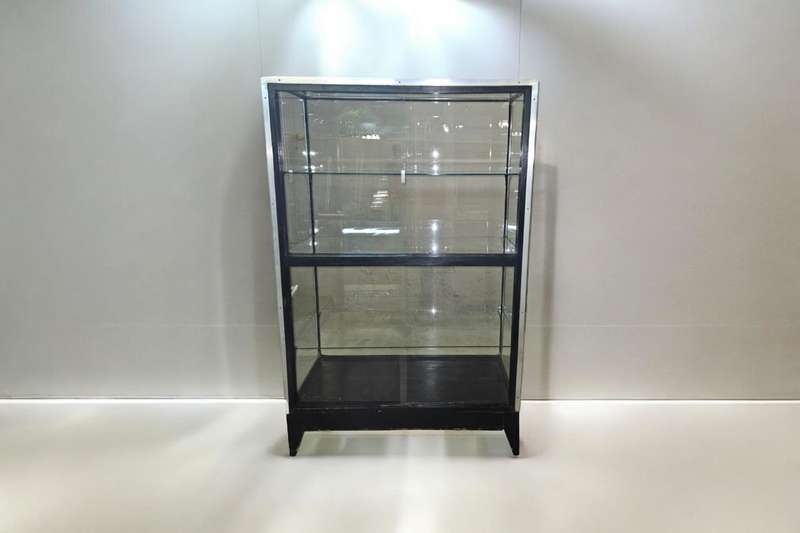 Merwitz Shopfitters Antique Show case