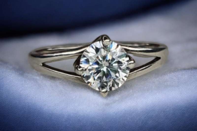 Sterling Silver 925 ring, with a clear stones Size L