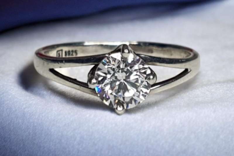 Sterling Silver 925 ring, with a clear stones Size L