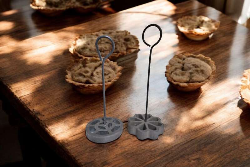 Pair of snackle irons