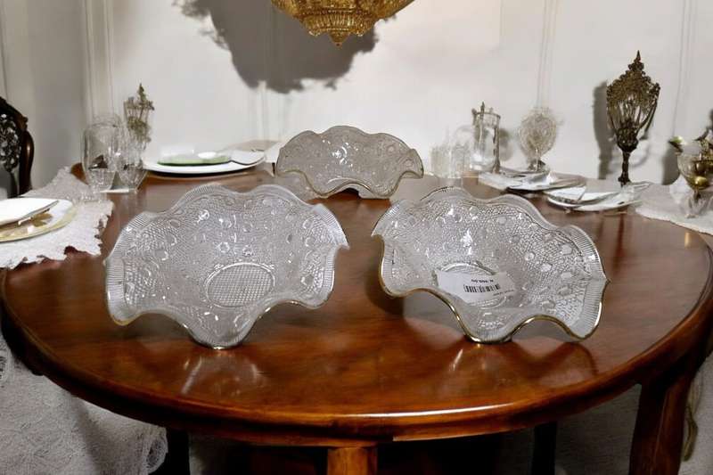 Set of 3 Venetian glass snack bowls with a gold trim