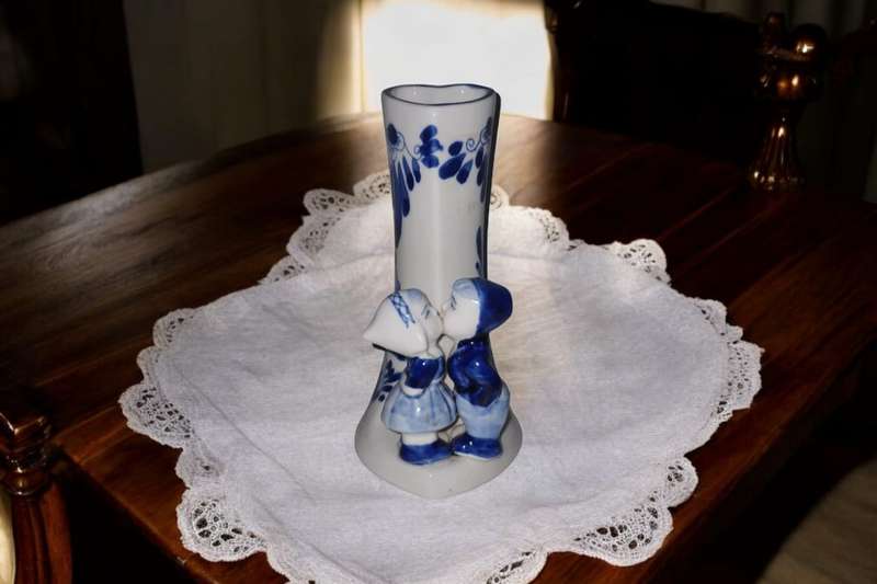 Delft Blue Dutch Boy & Girl Kissing