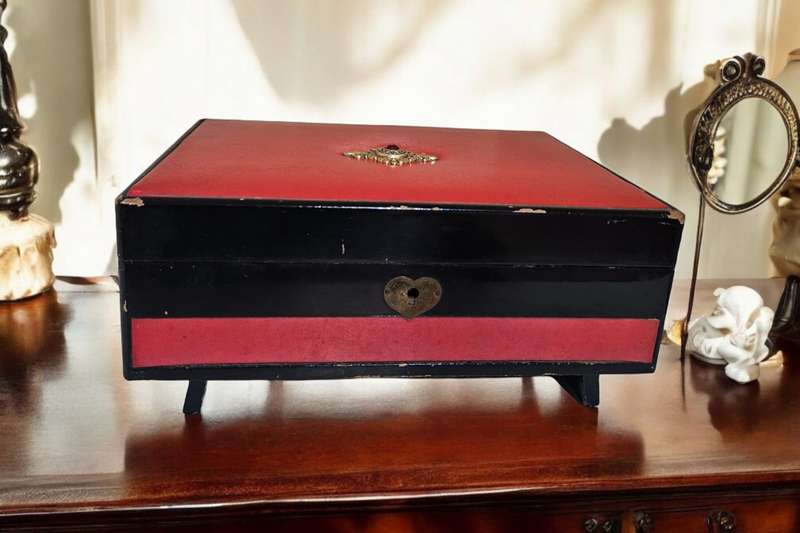 Black Lacquer Box in Antique Japanese Jewelry Boxes