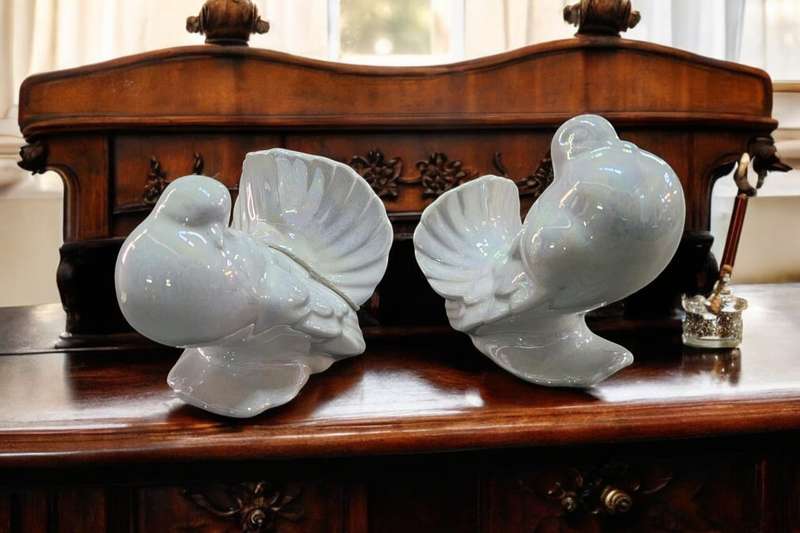 Stunning pair of vintage pearl glazed pigeon fan tail doves, measuring  H 11cm x L 9cm x W 11cm