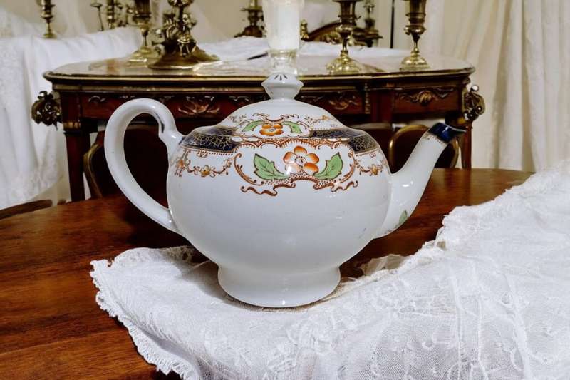 Antique Hampton Staffordshire 6 cup Tea Pot