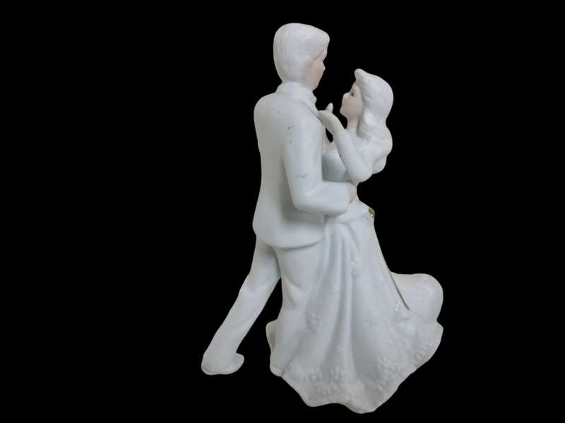 Stunning bride & groom's first dance wedding gift/cake topper, measuring 16x12x8cm