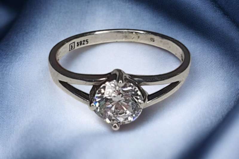 Sterling Silver 925 ring, with a clear stones Size L