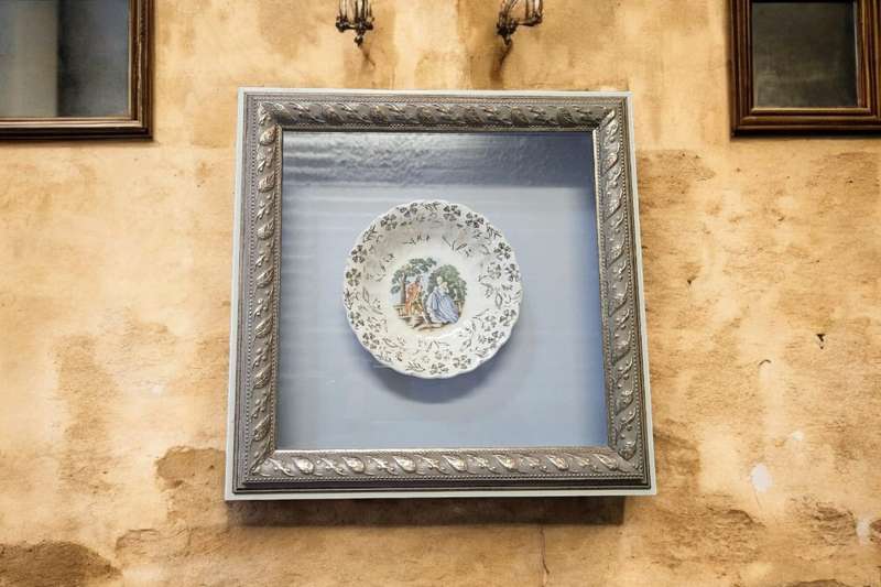 Stylish box frame with a Limose style plate, perfect for adding a touch of sophistication