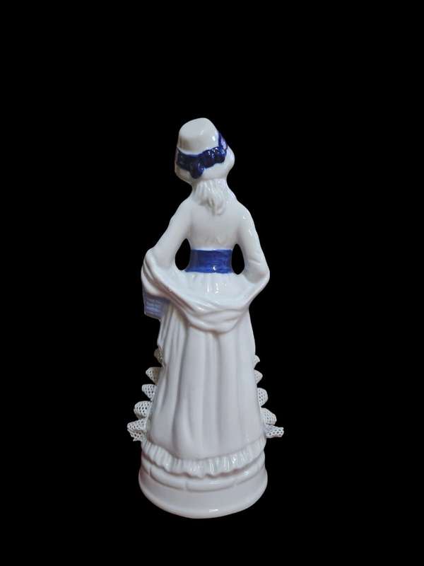 Exquisite vintage porcelain figurine of a Victorian lady. Standing at 20x7x7cm