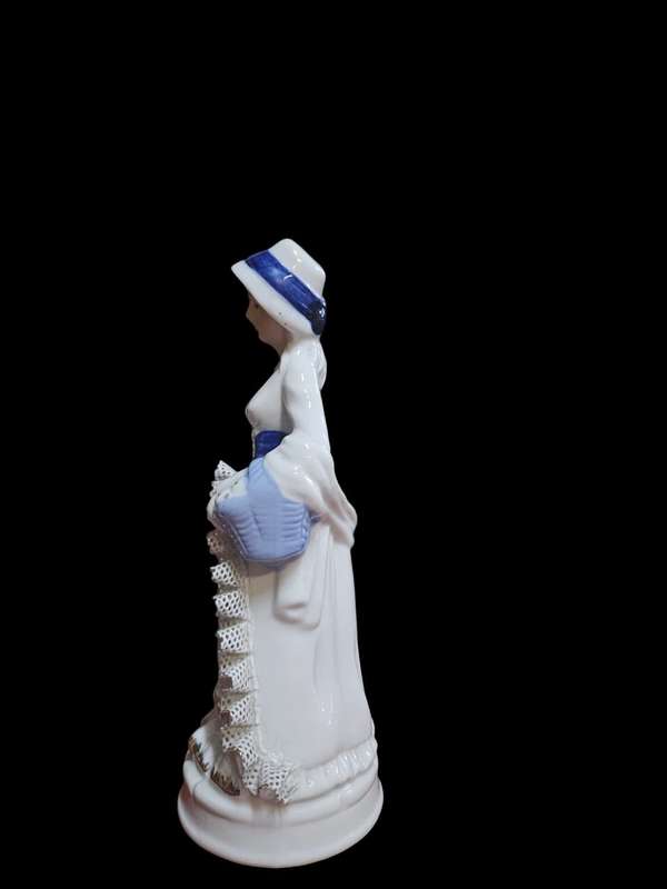 Exquisite vintage porcelain figurine of a Victorian lady. Standing at 20x7x7cm