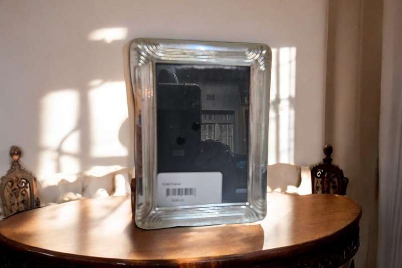 Silver-plated frame measuring 16x12cm, this classic piece