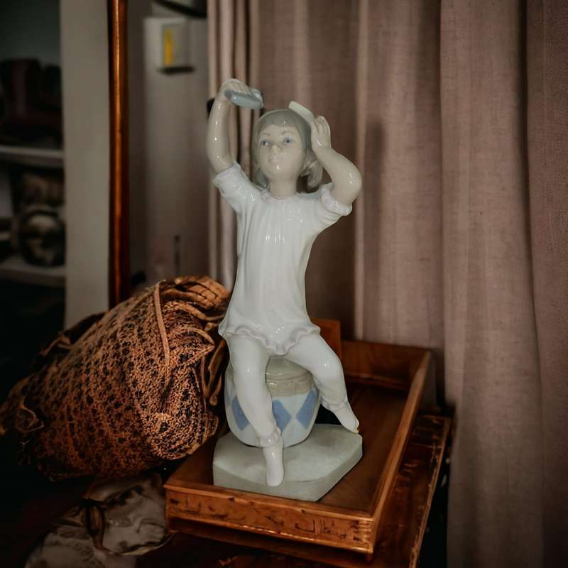 Lladro #1148 Girl Shampooing