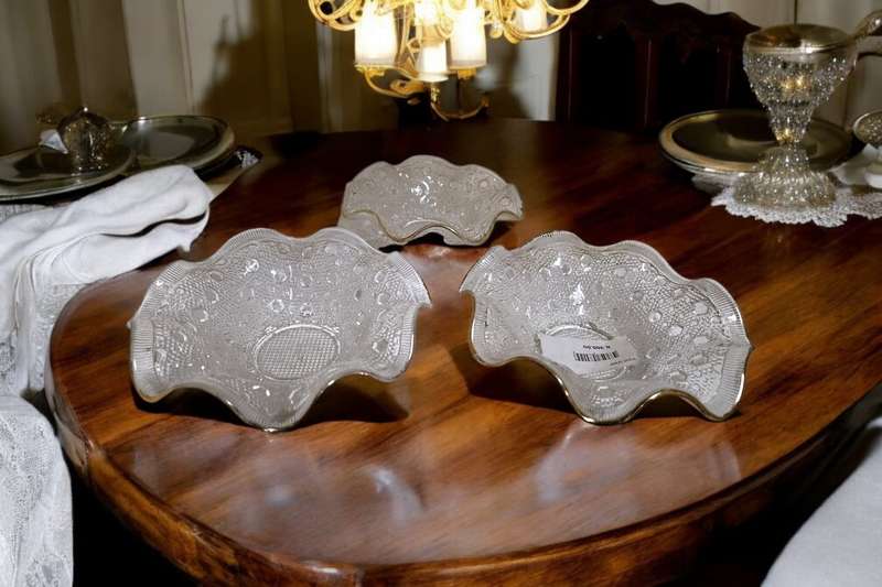 Set of 3 Venetian glass snack bowls with a gold trim