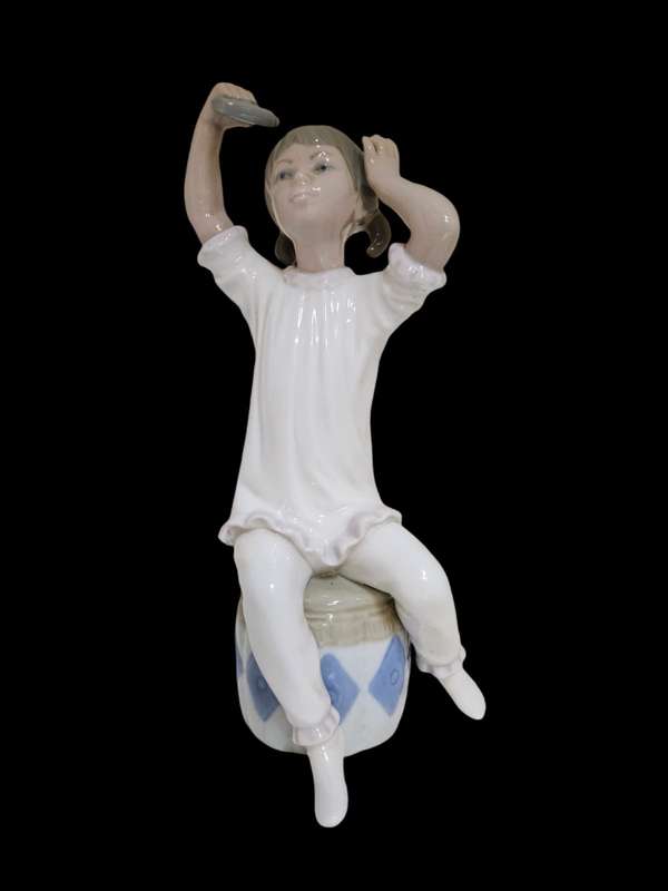 Lladro #1148 Girl Shampooing