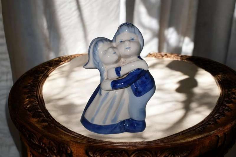 Delft Hugging Boy & Girl