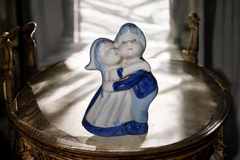 Delft Hugging Boy & Girl