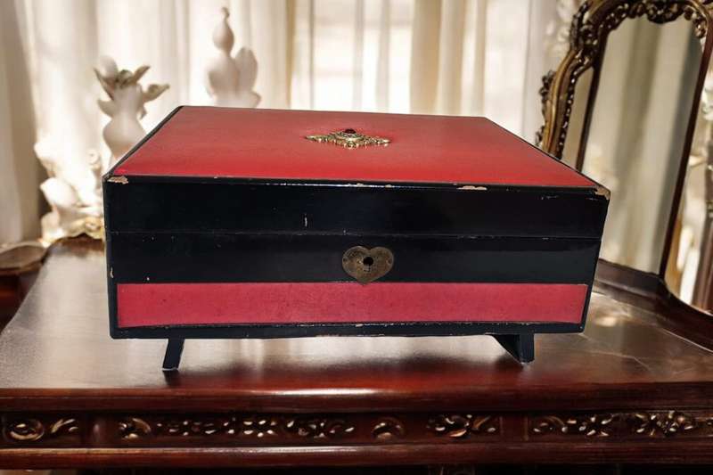 Black Lacquer Box in Antique Japanese Jewelry Boxes