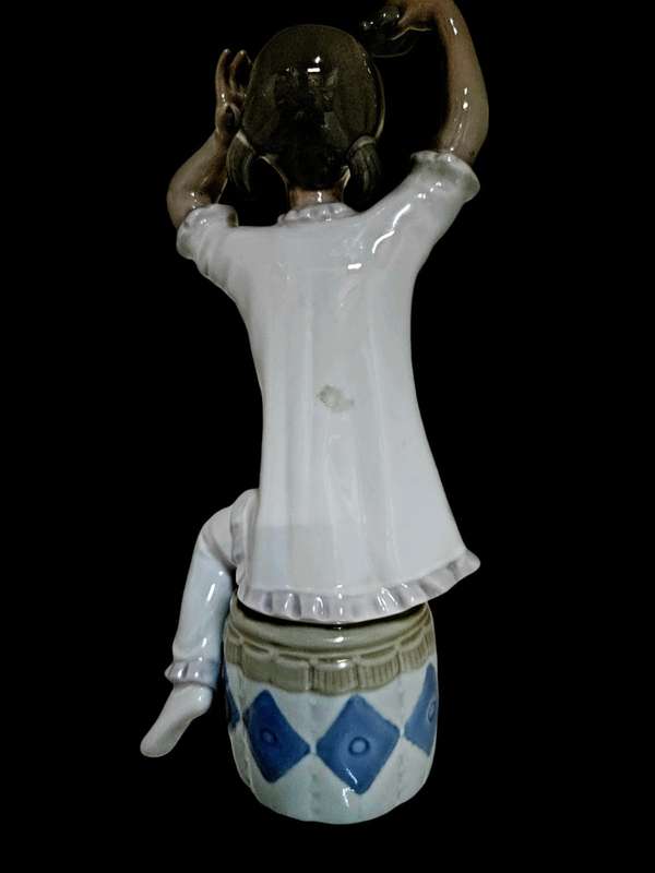 Lladro #1148 Girl Shampooing