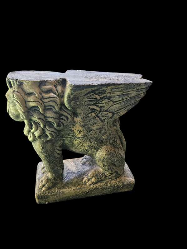 Pair of concrete garden lion decor measuring 43x36x20cm