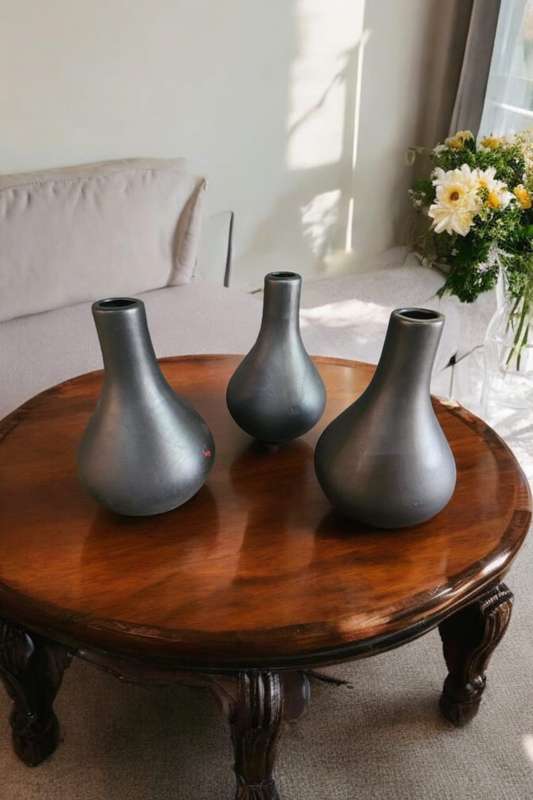 Set black ceramic bud vases