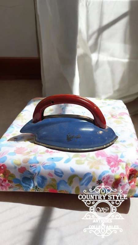1940s Vintage Children`s Miniature Clotheing Iron
