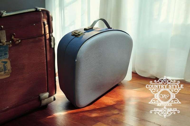 Vintage hard top suitcase for your old radio