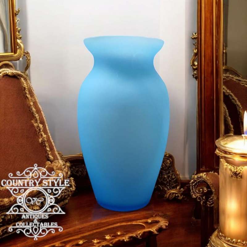 Decorative blue flower vase, measuring 15x8x8cm
