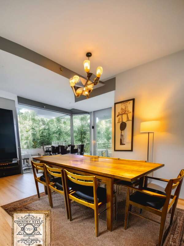 Greaves & Thomas Eight Seater Dining Room set