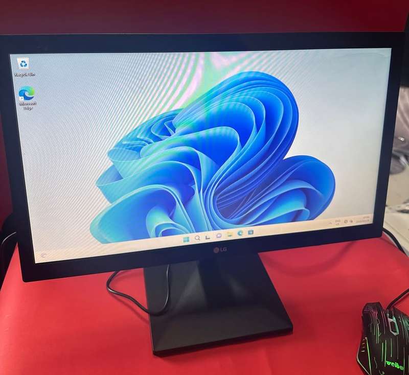 LG Essential 20 inch HD TN Panel Monitor (Response Time: 2 ms) HDMI & VGA compactible