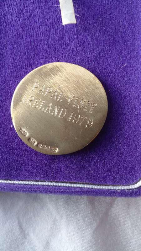 9c Gold Commemorative Papal Medalloin