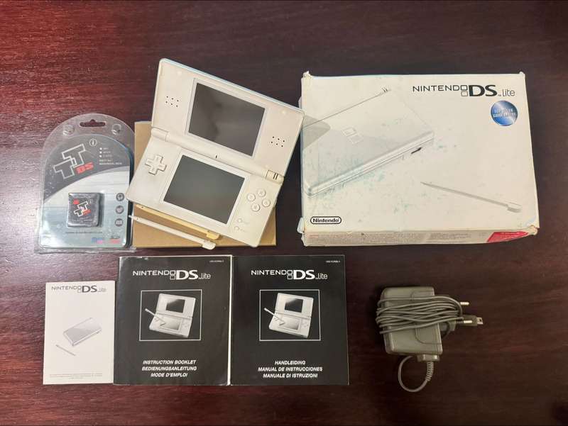 Nintendo DS Lite + Original Box + DSTT Flash Cart