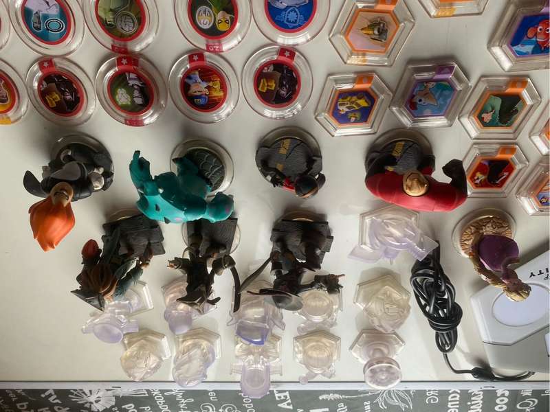 Disney Infinity Portal, figures, crystals & discs