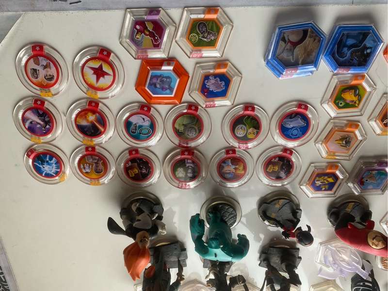 Disney Infinity Portal, figures, crystals & discs