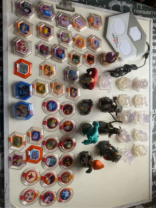 Disney Infinity Portal, figures, crystals & discs