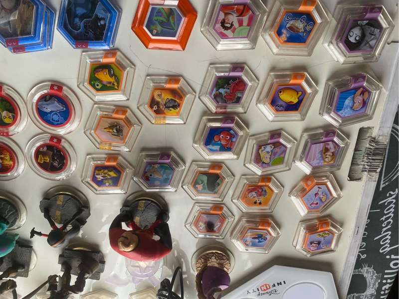 Disney Infinity Portal, figures, crystals & discs